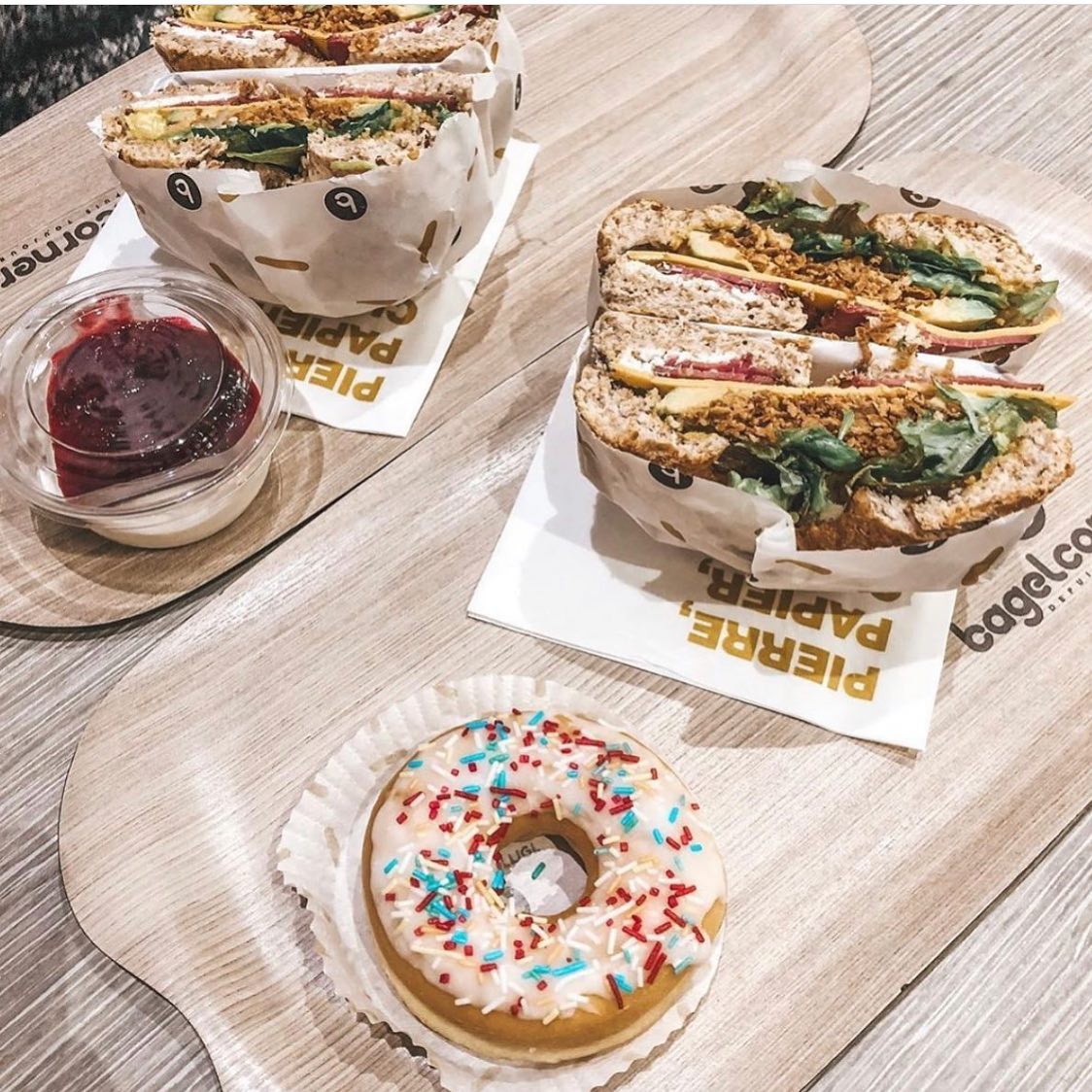 image ? SPOIL ALERT ?Bagel Corner dans la nouvelle édition de TOURS!